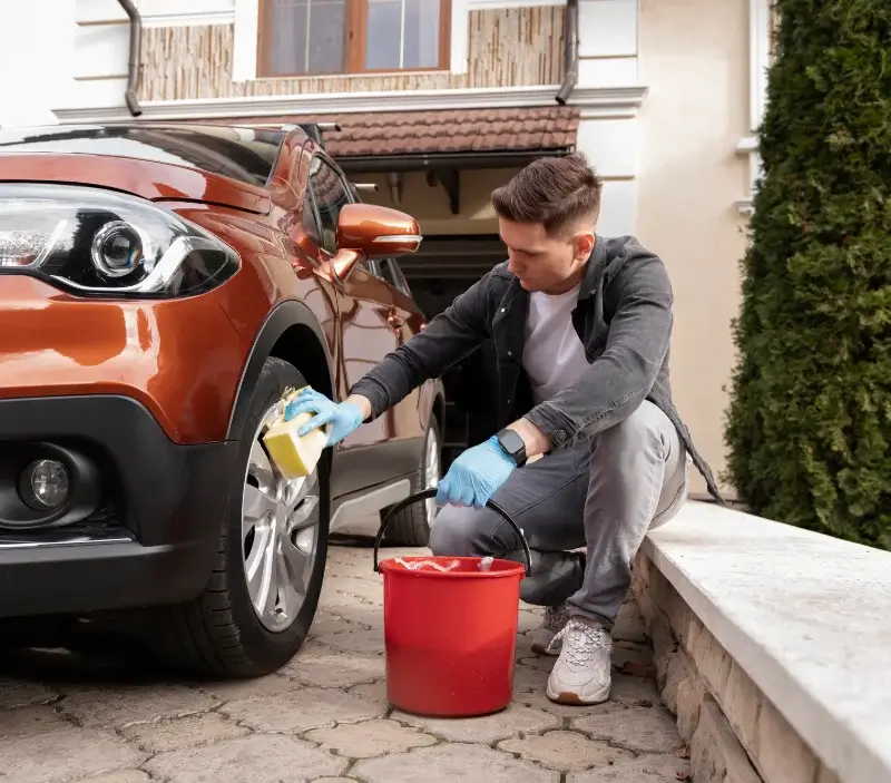 Lavage auto à domicile Barbazan-Debat : professionnel intervenant sur un véhicule